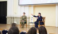 Zdjęcie dwóch osób siedzących na krzesłach: generał Jacqueline Van Ovost oraz rzecznika prasowego PW i kierownika BKP Krzysztofa Szymańskiego